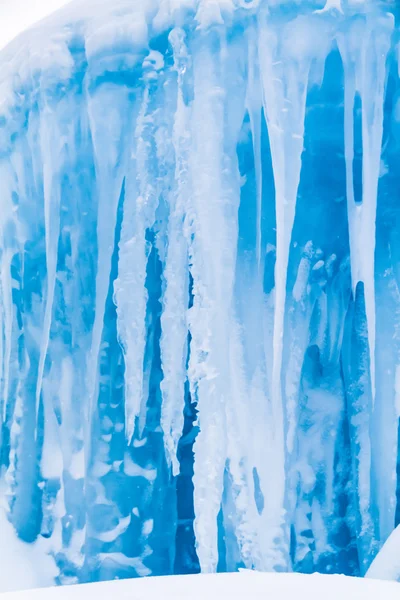 氷の城のつららと氷の形成 — ストック写真