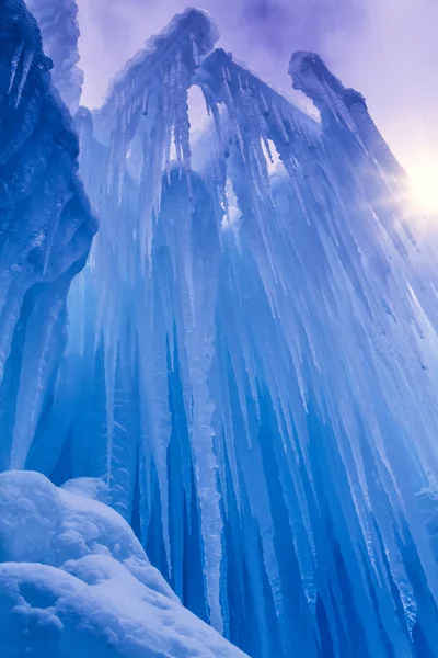 Ice castles jégcsapok és jég formációk — Stock Fotó