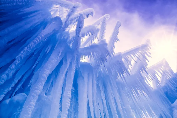 Castelli di ghiaccio ghiaccioli e formazioni di ghiaccio — Foto Stock