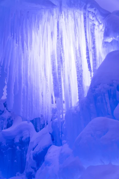 Sople lodu zamków i formacje lodu — Zdjęcie stockowe