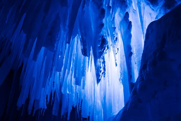Castelos de gelo icicles e formações de gelo — Fotografia de Stock