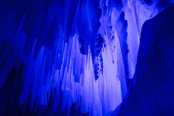 氷の城のつららと氷の形成 — ストック写真