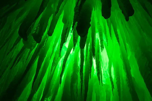 Castelos de gelo icicles e formações de gelo — Fotografia de Stock