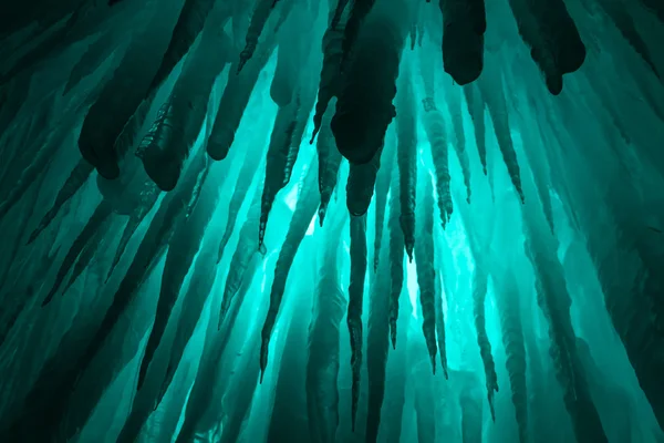 氷の城のつららと氷の形成 — ストック写真