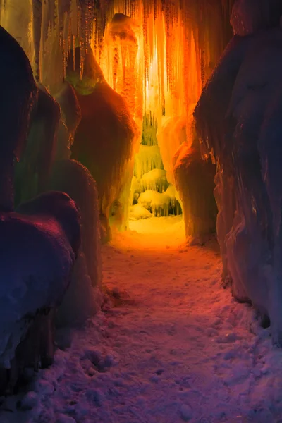 Castelos de gelo icicles e formações de gelo — Fotografia de Stock