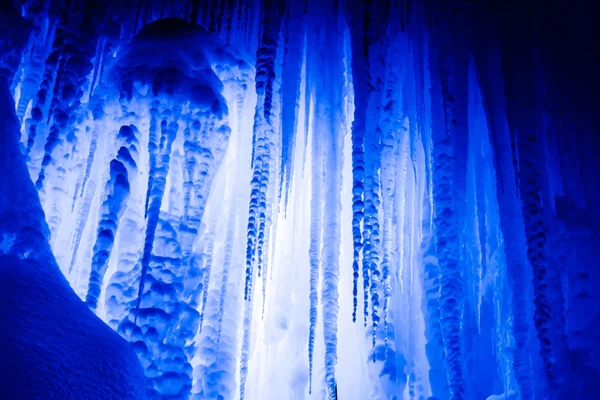 Castelos de gelo icicles e formações de gelo — Fotografia de Stock