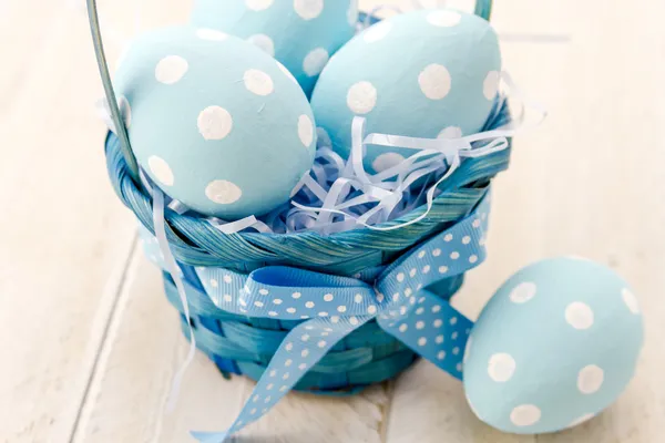 Huevos y cestas de Pascua — Foto de Stock