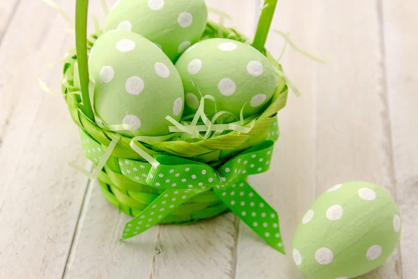 Huevos y cestas de Pascua — Foto de Stock