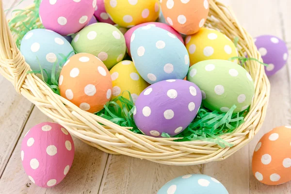 Uova di Pasqua e cestini — Foto Stock