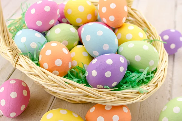 Paskalya yumurtaları ve sepetleri — Stok fotoğraf