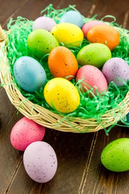 Paskalya yumurtaları ve sepetleri