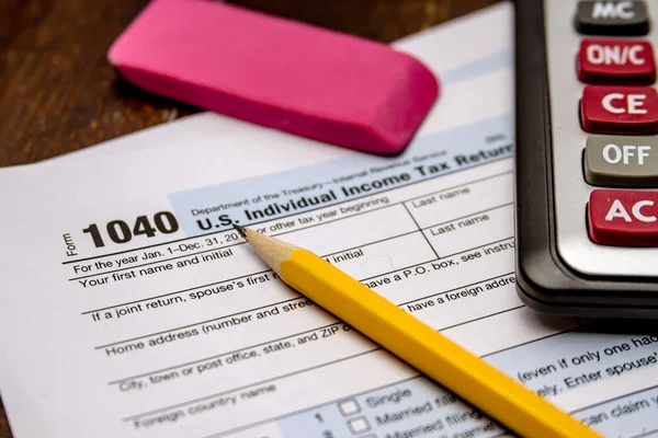 Arquivamento de impostos e formulários fiscais — Fotografia de Stock