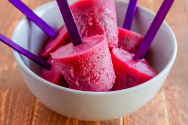 yaban mersini ve ahududu ev yapımı popsicles