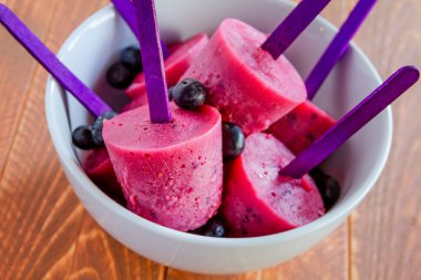 yaban mersini ve ahududu ev yapımı popsicles