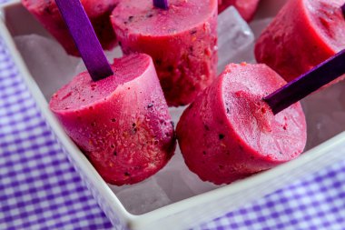 yaban mersini ve ahududu ev yapımı popsicles