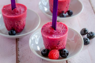 yaban mersini ve ahududu ev yapımı popsicles