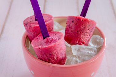yaban mersini ve ahududu ev yapımı popsicles