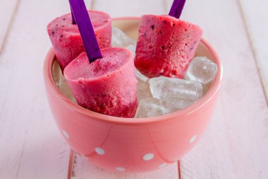 yaban mersini ve ahududu ev yapımı popsicles