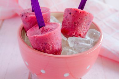 yaban mersini ve ahududu ev yapımı popsicles