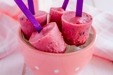 yaban mersini ve ahududu ev yapımı popsicles