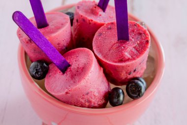 yaban mersini ve ahududu ev yapımı popsicles
