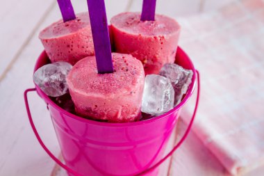 yaban mersini ve ahududu ev yapımı popsicles