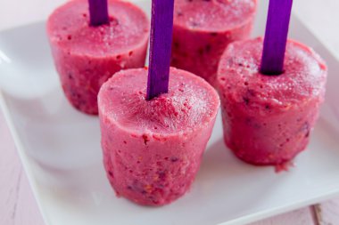 yaban mersini ve ahududu ev yapımı popsicles