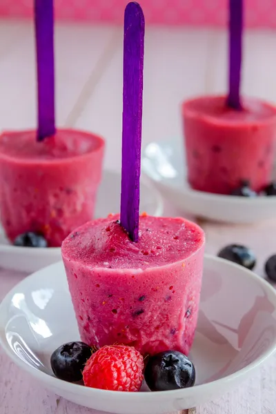 Paletas caseras de arándanos y frambuesas — Foto de Stock