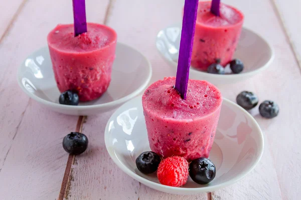 Blueberry and Raspberry Homemade Popsicles — Stock Photo, Image