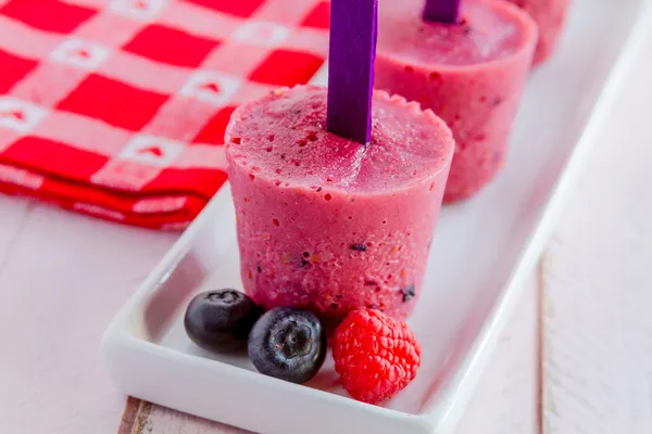 Blåbär och hallon hemmagjord popsicles — Stockfoto