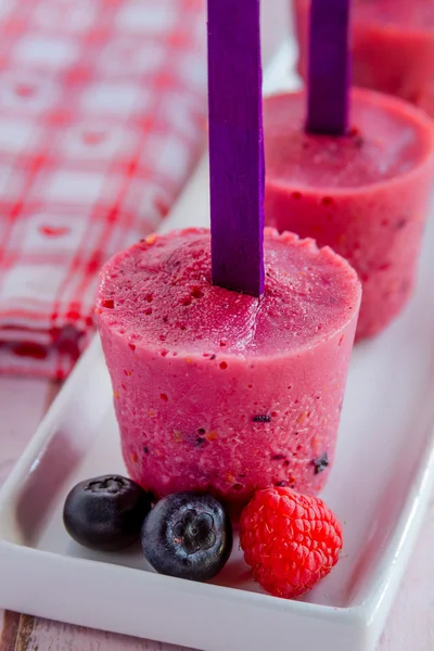 Blåbär och hallon hemmagjord popsicles — Stockfoto