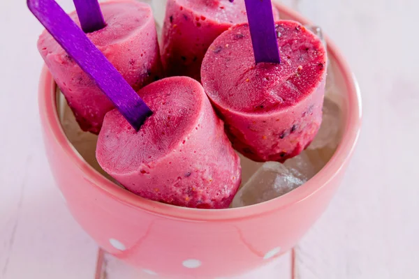 Blaubeere und Himbeere hausgemachte Eis am Stiel — Stockfoto