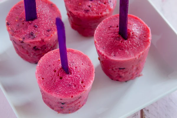 Blåbär och hallon hemmagjord popsicles — Stockfoto