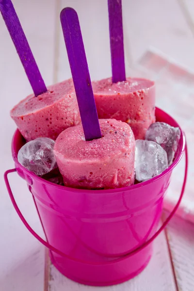 Blaubeere und Himbeere hausgemachte Eis am Stiel — Stockfoto