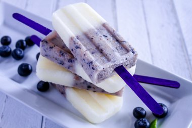 ev yapımı vanilyalı, yaban mersini ve Hindistan cevizi sütü popsicles