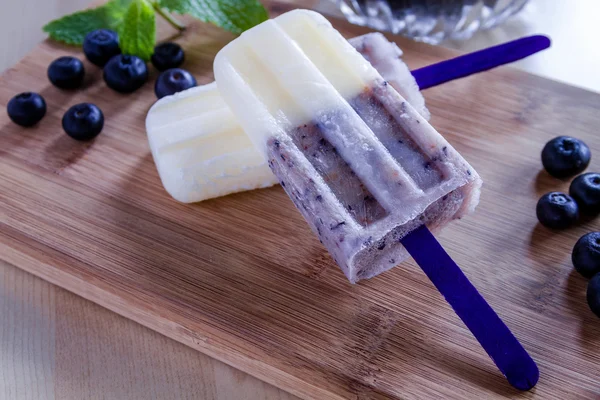 自制的香草、 蓝莓和椰子牛奶冰棒 — 图库照片