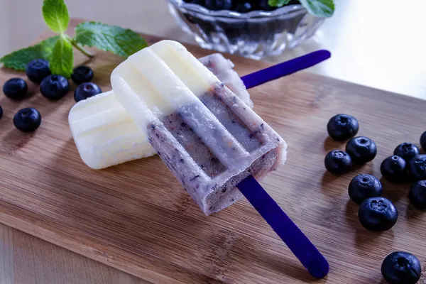 Vainilla casera, arándanos y paletas de leche de coco —  Fotos de Stock