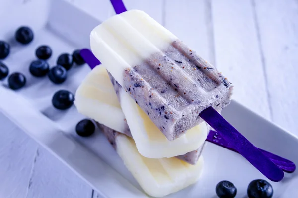 Домашнє ванілі, чорниця і кокосовим молоком фруктове морозиво — стокове фото