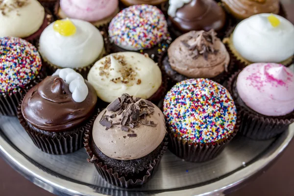 Blandade smaker av cupcake på displayen — Stockfoto