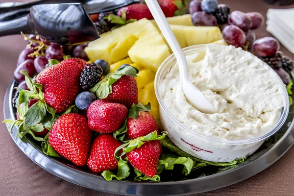 Bandeja de frutas e queijos sortidos — Fotografia de Stock