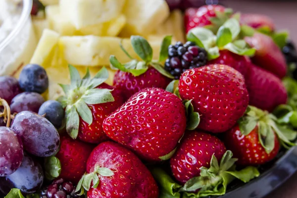 Vassoio di frutta e formaggio assortiti — Foto Stock