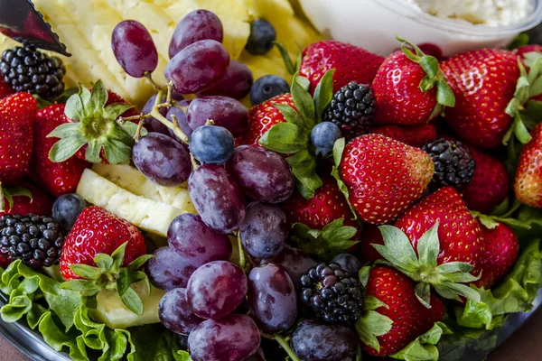 모듬된 과일과 치즈 트레이 — 스톡 사진