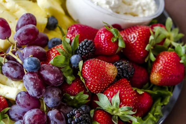 Bandeja de frutas e queijos sortidos — Fotografia de Stock