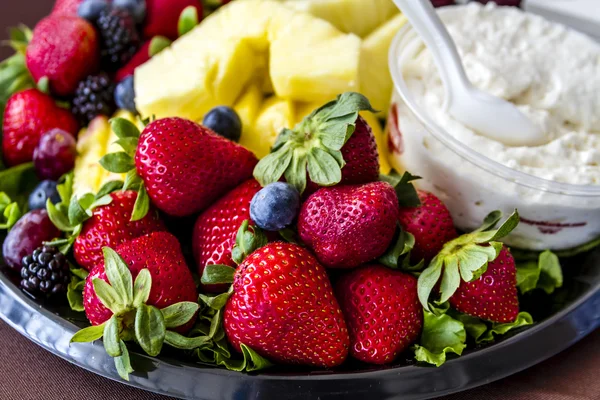 Bandeja de frutas e queijos sortidos — Fotografia de Stock