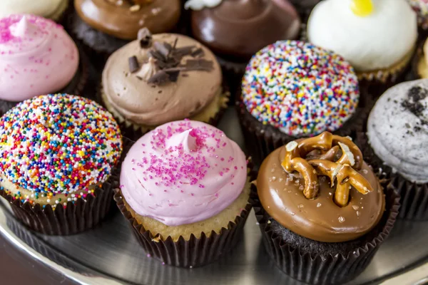 Sabores variados de cupcake em exibição — Fotografia de Stock