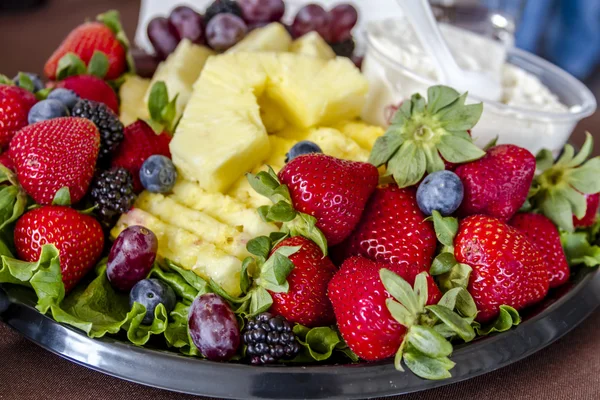Vassoio di frutta e formaggio assortiti — Foto Stock