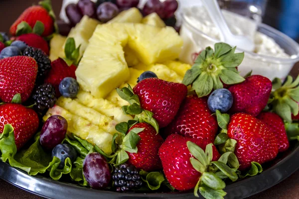 Verschiedene Obst- und Käsetabletts — Stockfoto