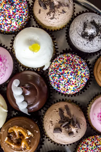 Verschiedene Aromen von Cupcake auf dem Display — Stockfoto