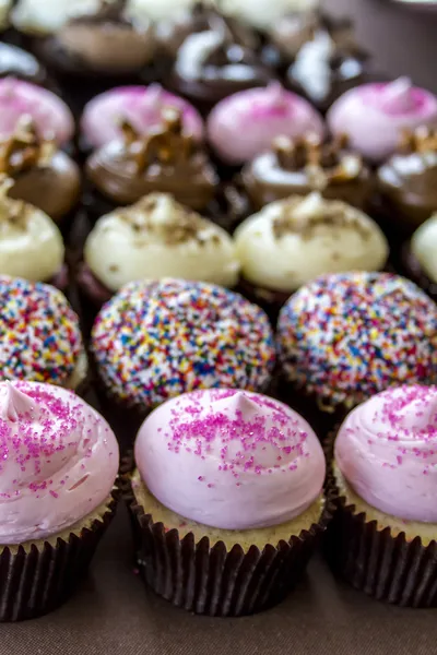 Verschiedene Aromen von Cupcake auf dem Display — Stockfoto