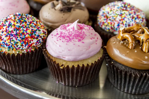 Verschiedene Aromen von Cupcake auf dem Display — Stockfoto